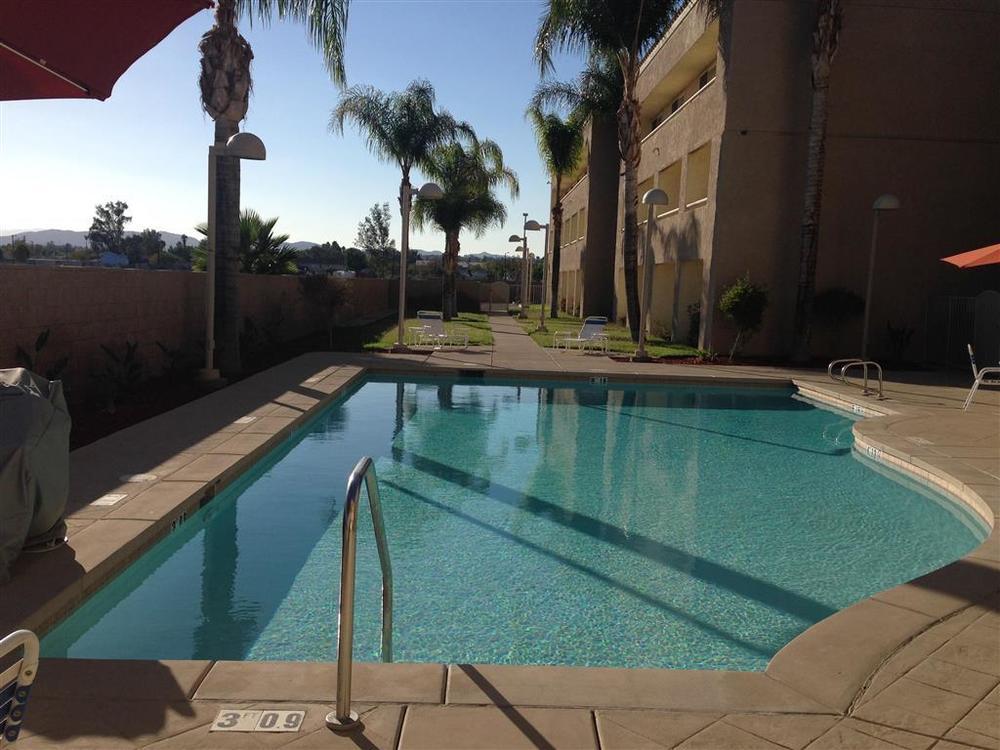 6 Perris, Ca Hotel