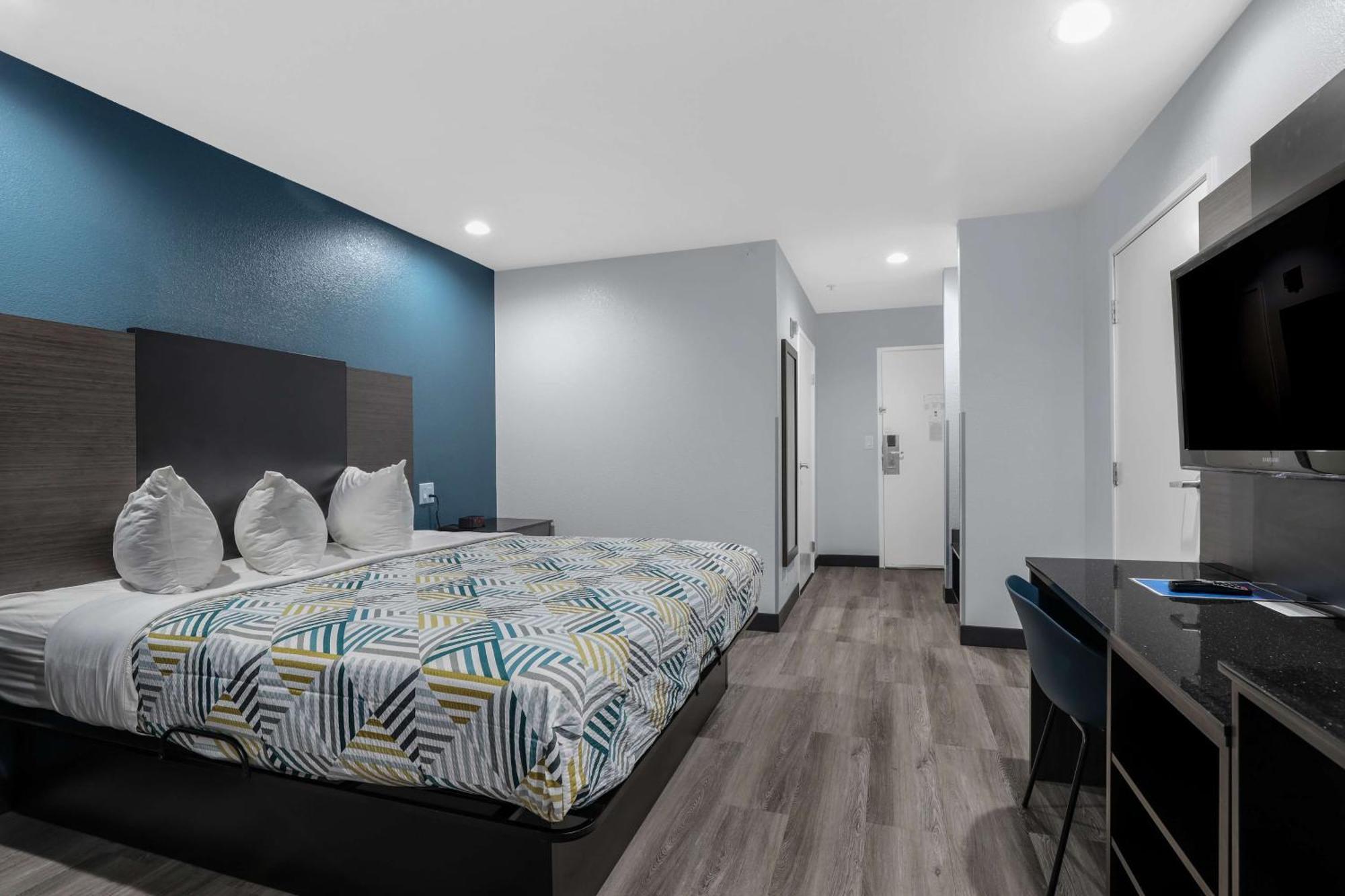 6 Perris, Ca 4* Perris