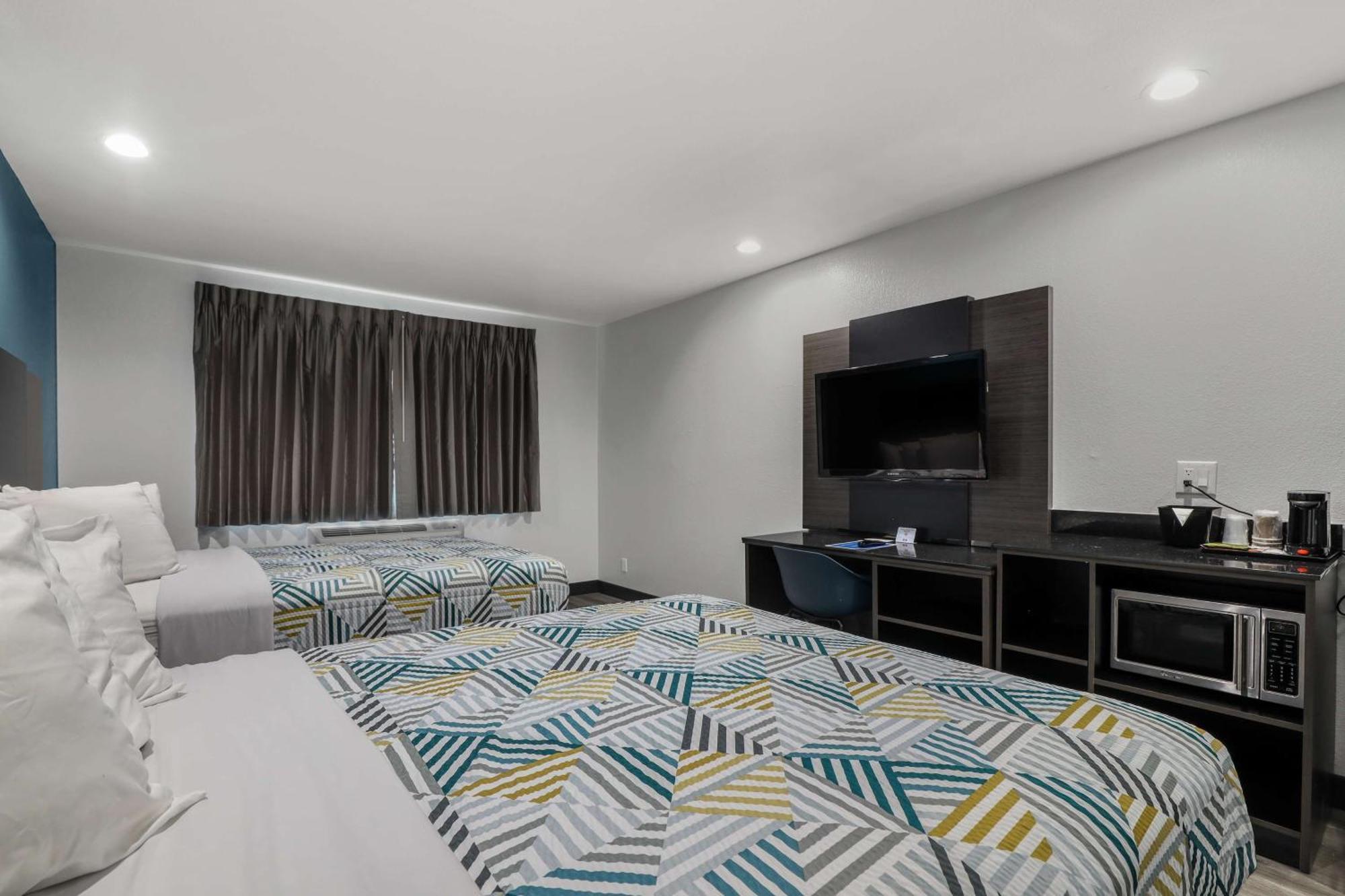 6 Perris, Ca 4* Perris